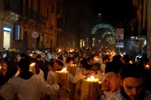 La strada del fuoco - i devoti portano in spalla dei ceri enormi in onore di Sant'Agata