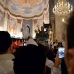 La processione inizia dentro la cattedrale di Catania. I devoti stano uscendo con il busto reliquiario