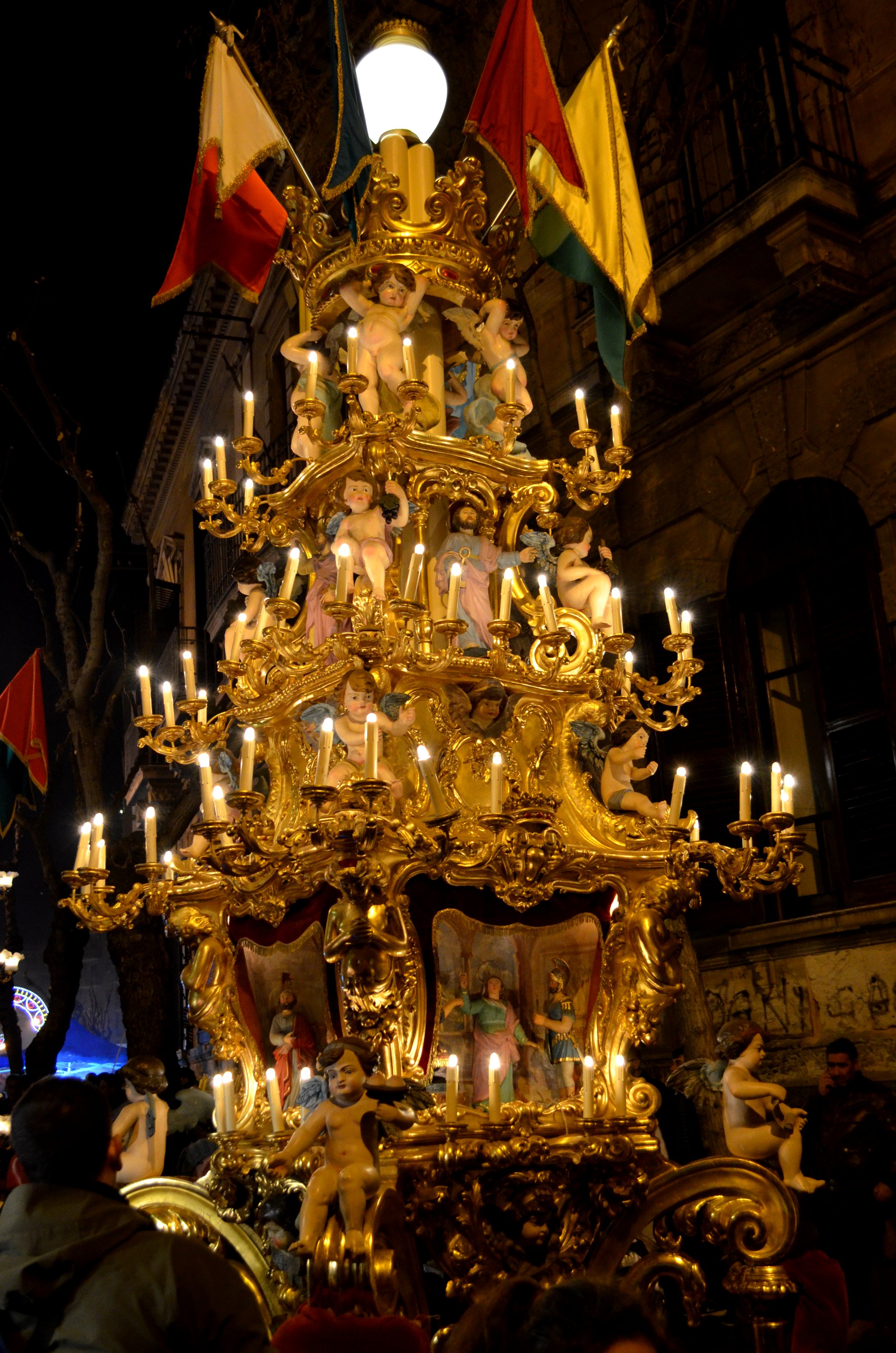 9° La candelora dei bettolieri (vinai) durante la festa di Sant'Agata a Catania